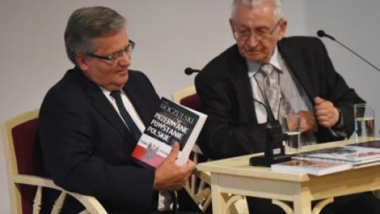Prezydent Bronisław Komorowski i historyk Leszek Moczulski. Fot. PAP/J. Bednarczyk