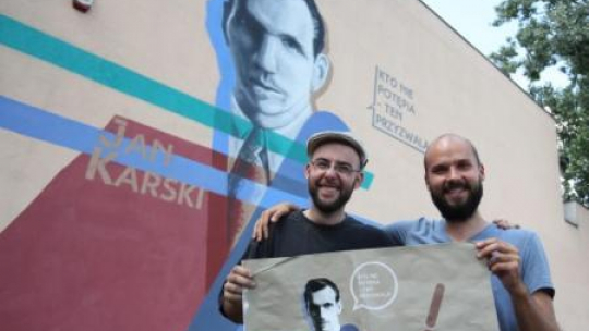 Artysta Marcin "Malik" Malicki (L) i koordynator projektu Łukasz Grajewski. Fot. PAP/L. Szymański