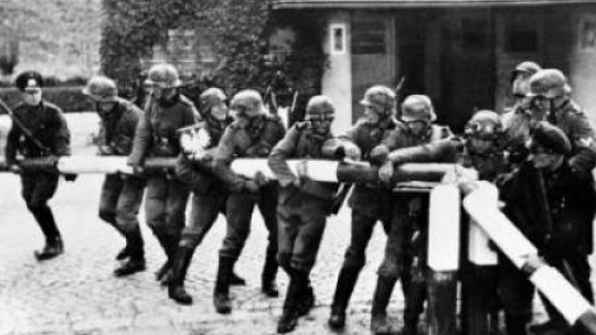 Łamanie szlabanu granicznego przez żołnierzy niemieckiej armii. Sopot 1 września 1939 r. Fot. PAP/Reprodukcja