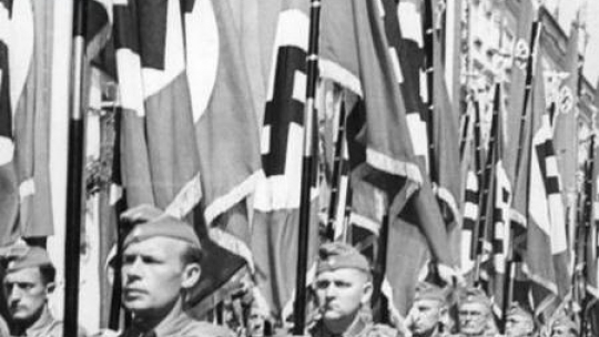 Defilada z okazji "Dnia NSDAP" na pl. Hitlera (obecnie Rynek Główny) w okupowanym Krakowie. Sierpień 1941 r. Fot. NAC