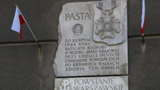 Uroczystości pod budynkiem PAST-y. Fot. PAP/T. Gzell
