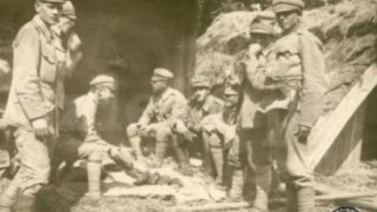 Legionista Burski-Goldenberg z I Brygady Legionów Polskich wydaje przydział chleba. Babin. 24.07.1915. Fot. CAW