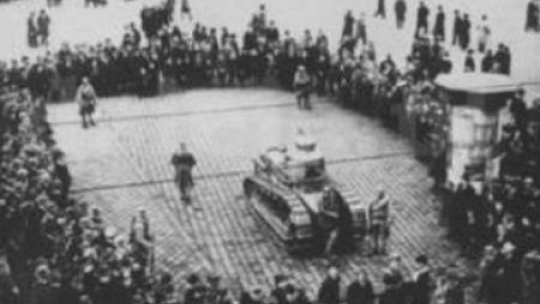 Czołg francuski na rynku w Katowicach w dniu głosowania plebiscytowego. 20 marca 1921 r. Fot. CAW