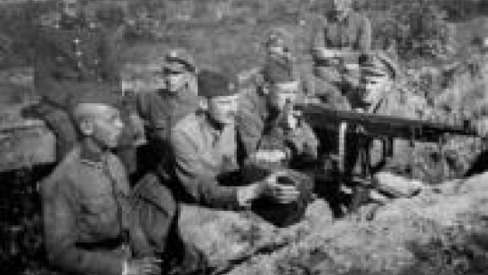 Warszawa 1920 r. Żołnierze przy stanowisku karabinów maszynowych podczas akcji w rejonie Radzymina. Fot. PAP/Archiwum