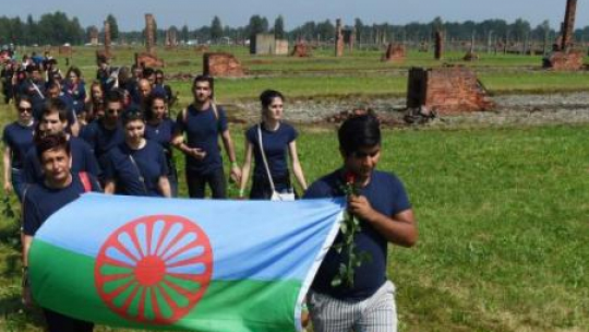 Obchody Dnia Pamięci o Zagładzie Romów na terenie byłego niemieckiego obozu Auschwitz-Birkenau. Fot. PAP/J. Bednarczyk
