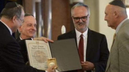 Zvi Rav-Ner, Stanisław i Jan Miernowscy, Antoni Mosingiewicz podczas uroczystości wręczenia odznaczeń. Fot. PAP/M. Obara