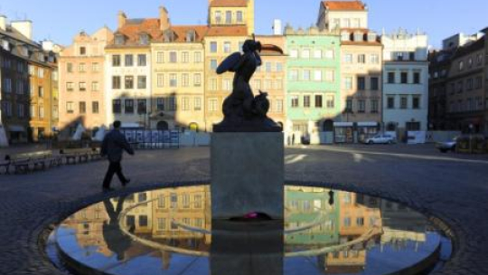 Rynek Starego Miasta. Pomnik Syrenki. Fot. PAP/A. Rybczyński