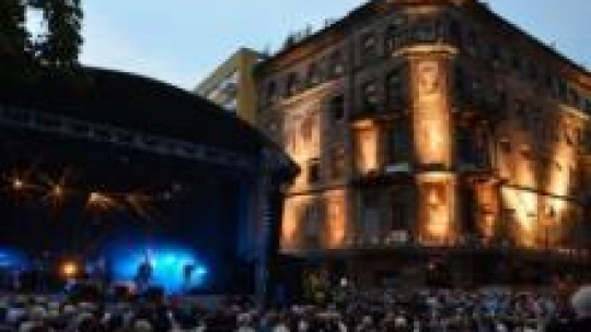 Plenerowy koncert finałowy IX Festiwalu Kultury Żydowskiej „Warszawa Singera” w 2012 r. Fot. PAP/J. Turczyk