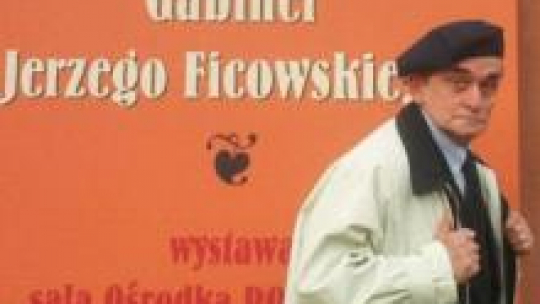 Jerzy Ficowski na tle plakatu zapowiadajacego wystawę w Sejnach. Fot. PAP/Z. Lenkiewicz