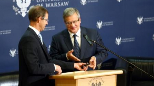 Prezydent Bronisław Komorowski i rektor UW prof. Marcin Pałys. Fot. PAP/T. Gzell