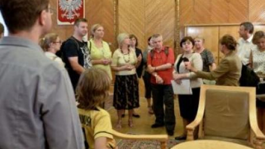 Zwiedzający KPRM oglądają odtworzony gabinet Tadeusza Mazowieckiego. Fot. PAP/M. Obara