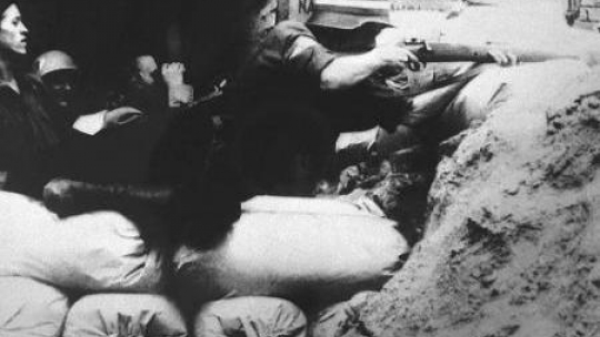 Powstańcza barykada na warszawskiej ulicy. Fot. PAP/Reprodukcja