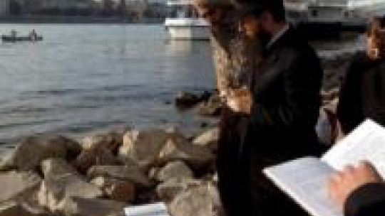 Rabin prowadzi modlitwę na brzegu Dunaju w Budapeszcie w ramach obchodów Rosz Haszana. Fot. PAP/EPA