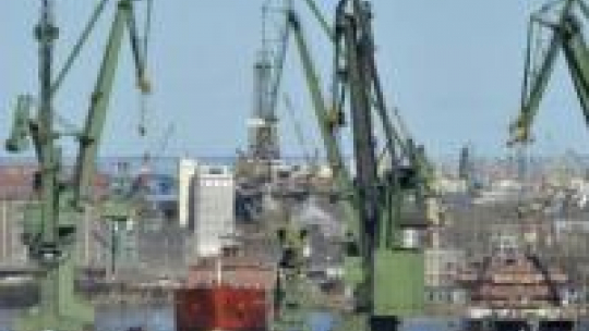 Widok na dźwigi Stoczni Gdańskiej. Fot. PAP/A. Warżawa