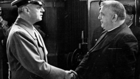 Minister III Rzeszy Joachim von Ribbentrop wita prezydenta Słowacji Jozefa Tiso. Salzburg. 1940.07. Fot. NAC