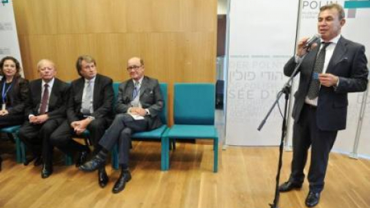 Darczyńcy - C. Evans (L), Z. Rolat (2L), W. Markowicz (P) i J. Kulczyk (2P); przemawia P. Wiślicki. Fot. PAP/M. Obara.  