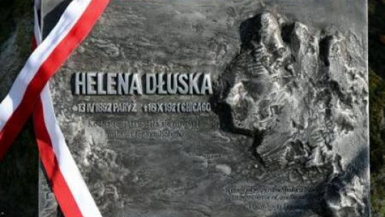 Tablica upamiętniająca Helenę Dłuską na cmentarzu zasłużonych na Pęksowym Brzyzku w Zakopanem. Fot. PAP/G. Momot 