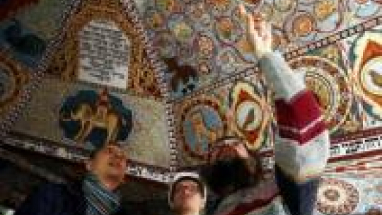 Zrekonstruowane sklepienie drewnianej synagogi w Gwoźdźcu w Muzeum Historii Żydów Polskich. Fot. PAP/T. Gzell 