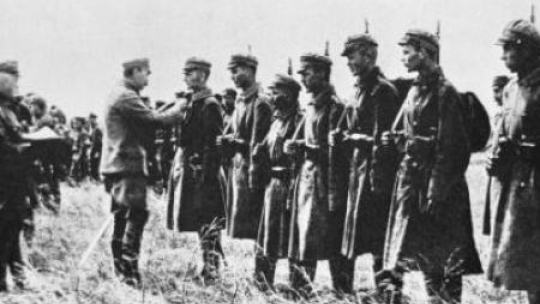 Dekoracja legionistów odznaką „Za wierną służbę”. Pozycje nad rzeką Stochód na Wołyniu, 1916 r. Fot. PAP/CAF/Reprodukcja