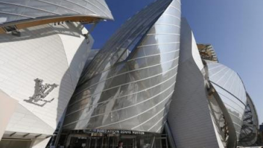 Muzeum Fundacji Louisa Vuittona w budynku zaprojektowanym przez Franka Gehry'ego. Fot. PAP/EPA