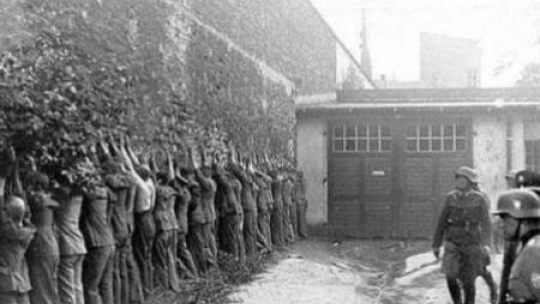 Obrońcy Poczty Polskiej w Gdańsku po kapitulacji. 01.09.1939. Źródło: Wikimedia Commons