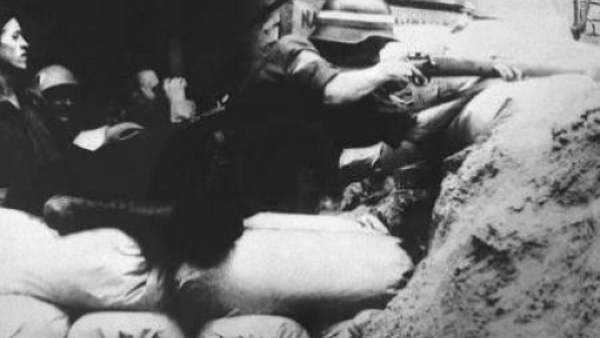 Powstańcza barykada. Warszawa, 1944 r. Fot. PAP/Reprodukcja