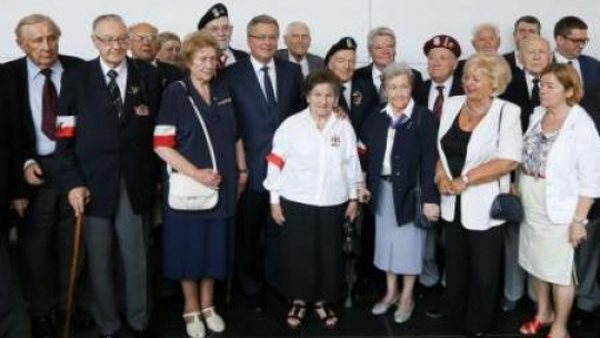 Prezydenci RP i RP z powstańcami na otwarciu wystawy „Powstanie Warszawskie 1944” w Berlinie. Fot. PAP/P. Supernak