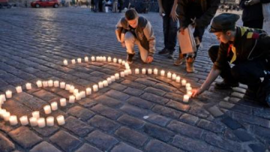 Tysiące zniczy zapłonęło na ulicach Warszawy w 70. rocznicę zakończenia powstania warszawskiego. Fot. PAP/M. Obara