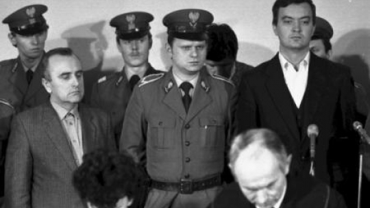 Proces oskarżonych o zabójstwo ks. J. Popiełuszki. Nz. płk A. Pietruszka (L) i kpt. G. Piotrowski. Fot.PAP/A.Rybczyński 