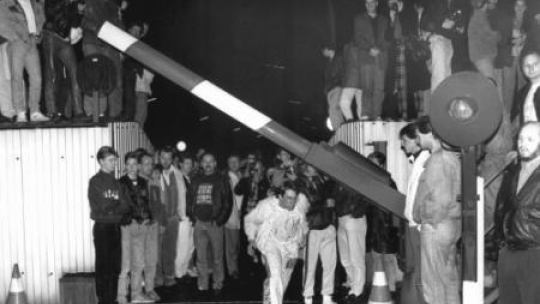 Szlaban na przejściu granicznym w Berlinie. 10 listopada 1989 r. Fot. PAP/EPA