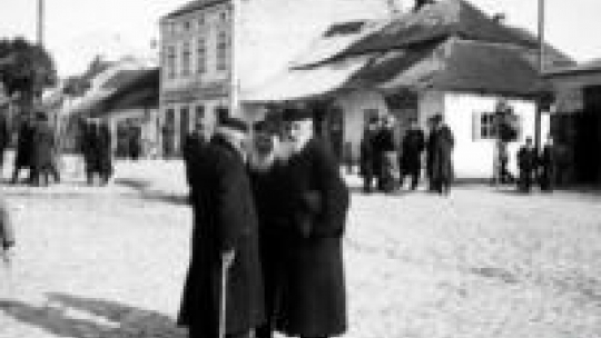  Żydowscy kupcy podczas rozmowy na rynku w Słomnikach. 1918-1933. Fot. NAC