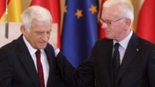 Byli przewodniczący Parlamentu Europejskiego: Jerzy Buzek i Hans-Gert Poettering. Fot. PAP/B. Zborowski