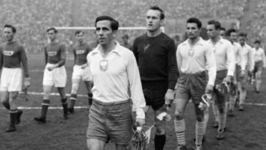 Kapitan reprezentacji Polski Gerard Cieślik przed wygranym 2:1 meczem z ZSRS. Chorzów, 20 X 1957 r.  Fot. PAP/CAF