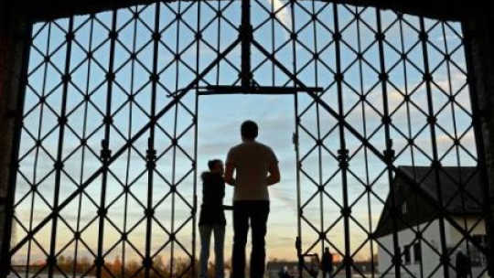 W b. niemieckim obozie koncentracyjnym Dachau skradziono fragment bramy z napisem "Arbeit macht frei". Fot. PAP/EPA