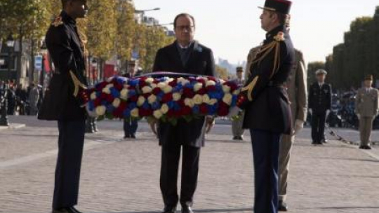 Prezydent Francois Hollande składa wieniec na Grobie Nieznanego Żołnierza pod Łukiem Triumfalnym w Paryżu. Fot. PAP/EPA