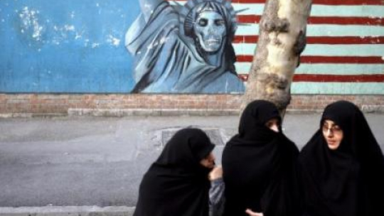 Irańskie studentki przed b. ambasadą USA w Teheranie. 2009.01.20. Fot. EPA