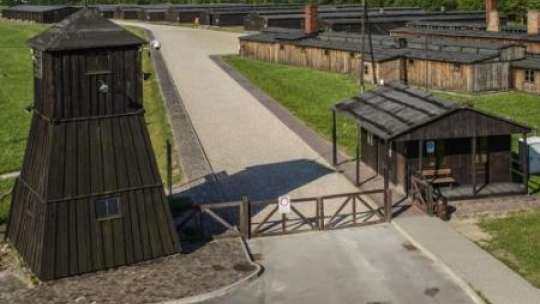 Teren dawnego obozu koncentracyjnego na Majdanku, obecnie Państwowe Muzeum na Majdanku w Lublinie. Fot. PAP/W. Pacewicz