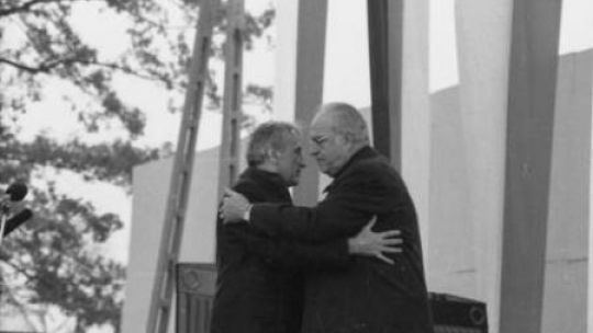 Msza Pojednania. Premier T. Mazowiecki i kanclerz H. Kohl. Fot. PAP/A. Hawałej