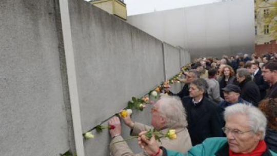 Obchody 25. rocznicy upadku muru w Muzeum Muru Berlińskiego. Fot. PAP/EPA