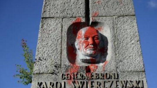 Oblany farbą pomnik gen. Siwerczewskiego. Fot. PAP/D. Delmanowicz 