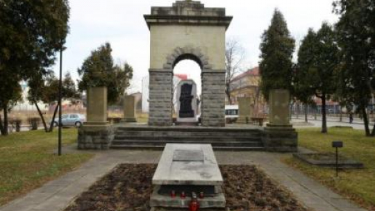 Pomnik Chwały Armii Czerwonej przy al. Wolności w Nowym Sączu. Fot. PAP/J. Bednarczyk