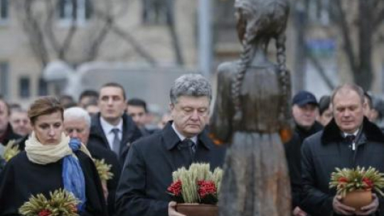 Prezydent Ukrainy Petro Poroszenko przed pomnikiem ofiar Wielkiego Głodu. Kijów, 22.11.2014. Fot. PAP/EPA