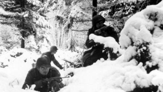Amerykańscy żołnierze podczas walk w Ardenach. 12.1944. Źródło: Wikimedia Commons
