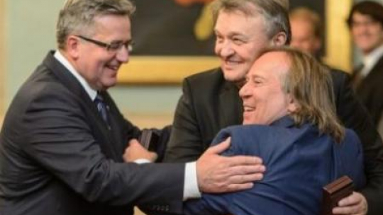 Prezydent Bronisław Komorowski i członkowie zespołu Krzysztof Cugowski (2P), Romuald Lipko (P). Fot. PAP/W. Pacewicz