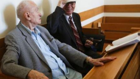 Władysław Ciastoń i Józef Sasin. Początek procesu gen. SB przed Sądem Rejonowym w Warszawie. 10.6.2014 r. Fot. PAP/R.Guz