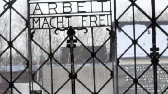 Brama w byłym niemieckim obozie koncentracyjnym Dachau przed kradzieżą. Fot. PAP/EPA