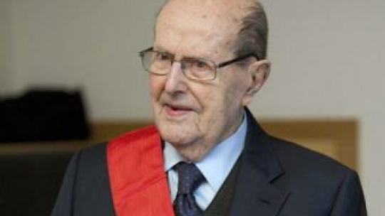 Manoel de Oliveira odznaczony francuskim orderem Legii Honorowej. Fot. PAP/EPA