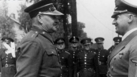 Hans Frank przyjmuje meldunek od funkcjonariusza granatowej policji. Źródło: NAC