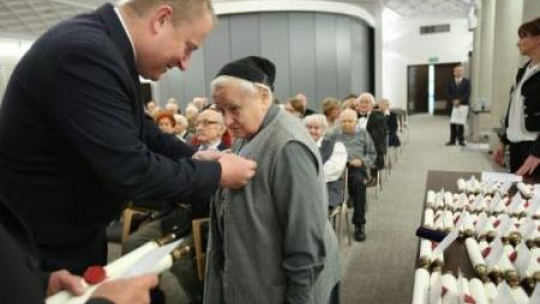 Szef urzędu ds. kombatantów Jan S. Ciechanowski odznacza Janinę Chmielińską. Fot. PAP/L. Szymański 