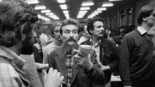 Lech Wałęsa i fotograf Stanisław Markowski (2P). Strajk w stoczni. Gdańsk, 30 VIII 1980 r. Fot. PAP/CAF/S. Kraszewski